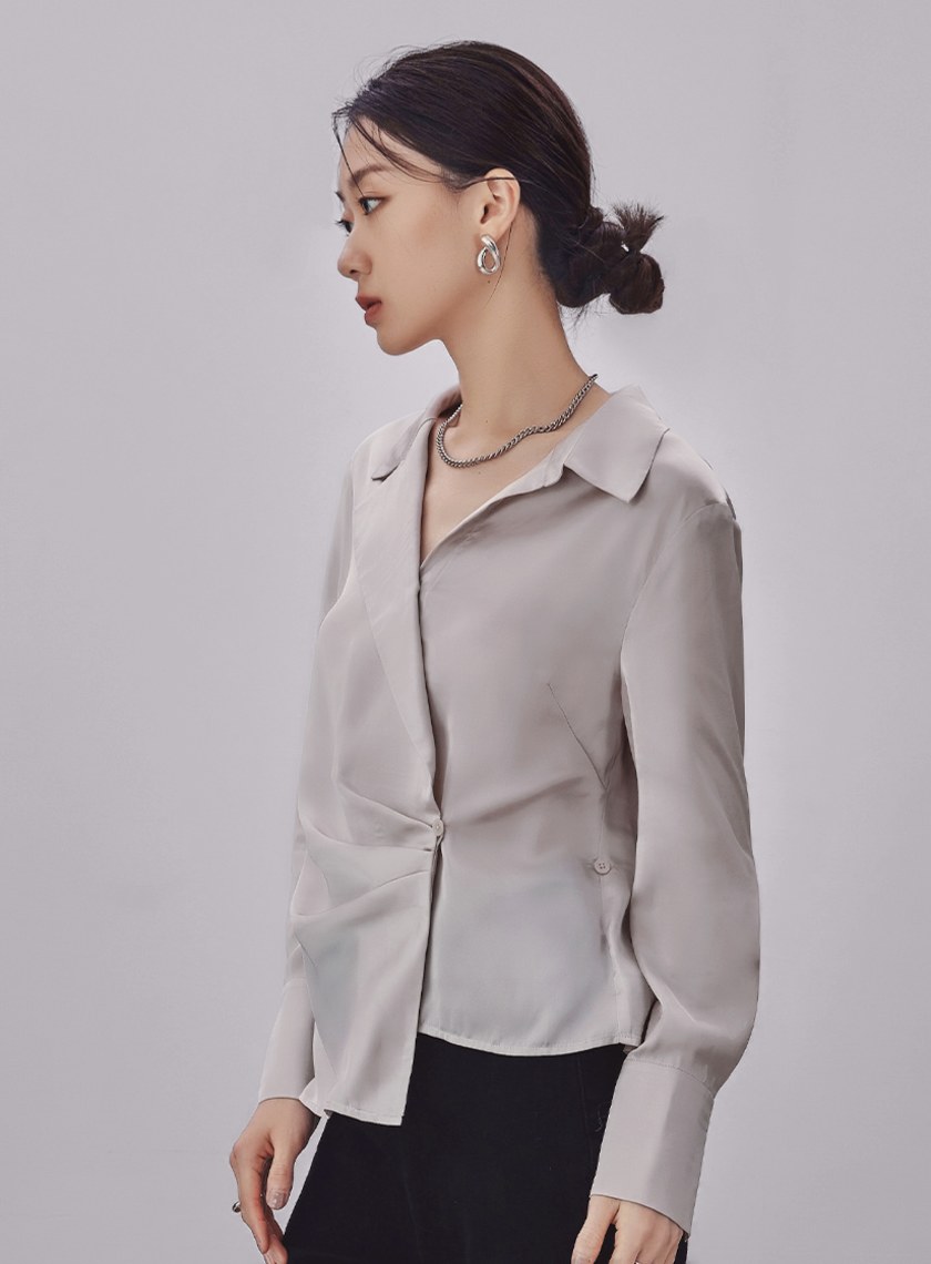 不對稱領抓褶造型襯衫